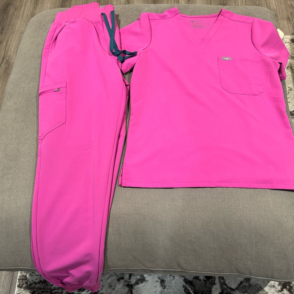 COPY - Figs set in bright fuchsia 
 Size Medium Tall 🩷 NWOT Jogger Bottoms .